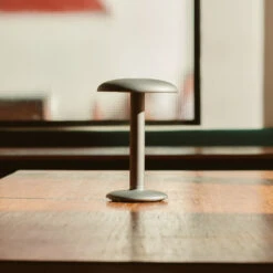 FLOS Gustave LED-Tischleuchte, Akku 927 Aluminium -FLOS 10008971 3