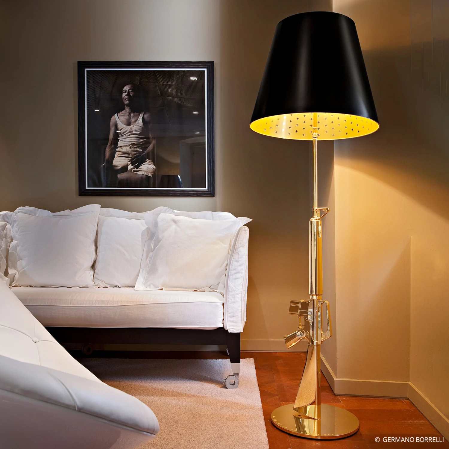 FLOS Lounge Gun - Stehleuchte, gold-schwarz FLOS Lounge Gun - Stehleuchte, Gold-schwarz -FLOS 3510152 1